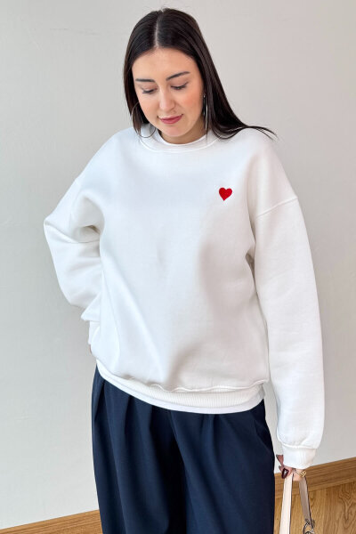 SWT-1667 Beyaz Kalp Nakışlı Oversize Şardonlu Üç İplik Kompakt Penye Kumaş Sweatshirt - 4