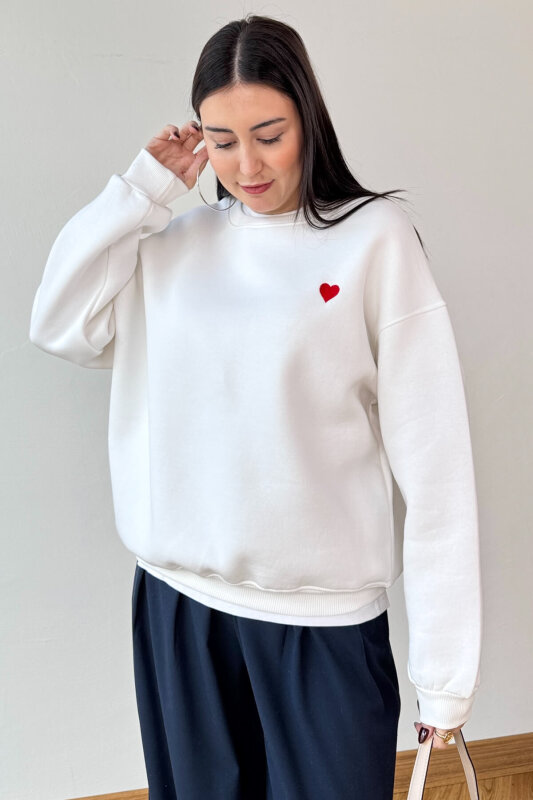 SWT-1667 Beyaz Kalp Nakışlı Oversize Şardonlu Üç İplik Kompakt Penye Kumaş Sweatshirt - 2