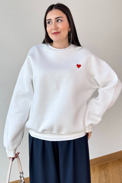 SWT-1667 Beyaz Kalp Nakışlı Oversize Şardonlu Üç İplik Kompakt Penye Kumaş Sweatshirt 