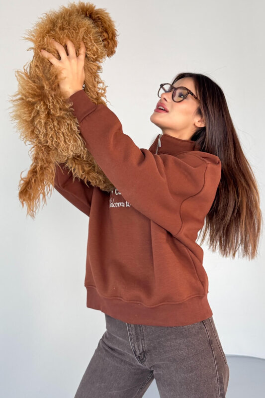 SWT-1715 Kahverengi Versailles Baskılı Yarım Fermuarlı Yüksek Yaka Sweatshirt - 3