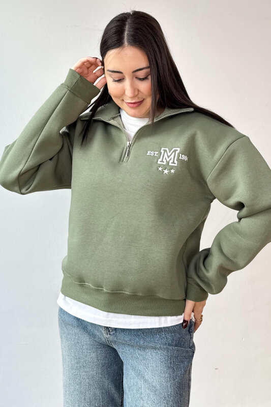 SWT-1877 Haki M Nakışlı Dik Yaka Fermuarlı Üç İplik Şardonlu Sweatshirt - 1