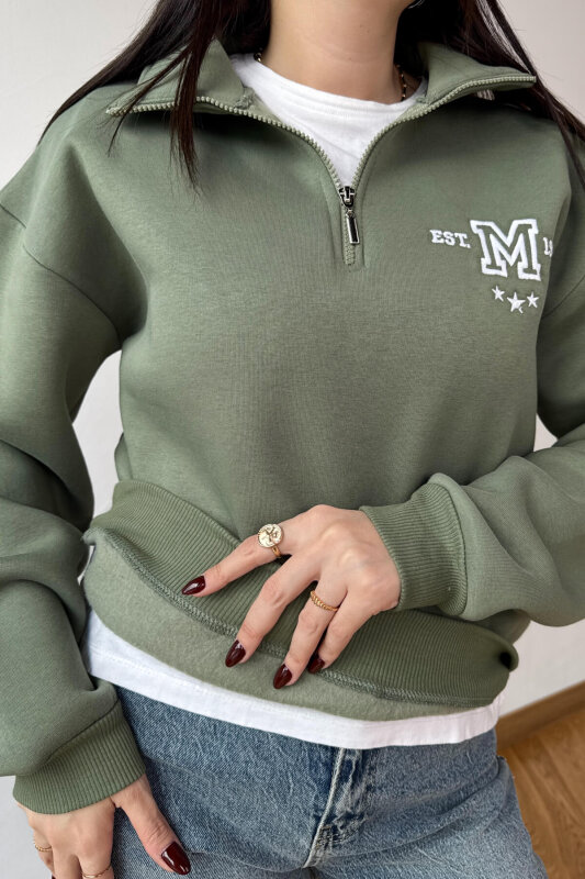 SWT-1877 Haki M Nakışlı Dik Yaka Fermuarlı Üç İplik Şardonlu Sweatshirt - 2