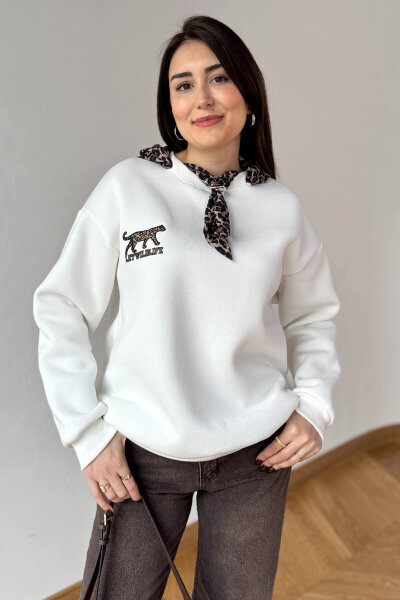 SWT-2311 Ekru Leopar Fular Detaylı Nakışlı Sweatshirt - 1