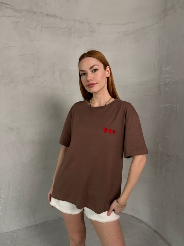 T-911 Kahverengi Kırmızı Kalp Nakışlı Kısa Kollu Pamuklu Tişört - Cappmoda