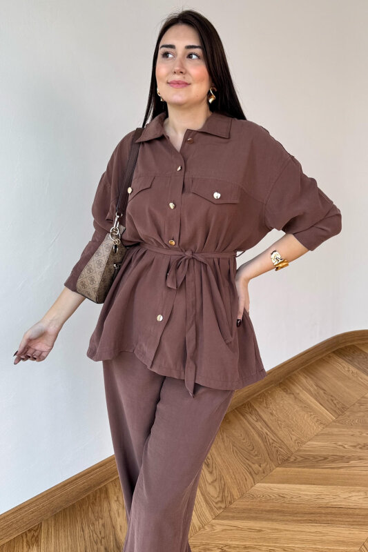 TKM-13354 Açık Kahve Buruşuk Kumaş Kuşaklı Gömlek Pantolon İkili Takım - 2