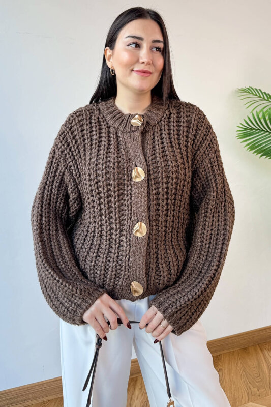 TRK-3086 Kahverengi Kalın Örgü Kumaş Gold Düğmeli Oversize Hırka - 4