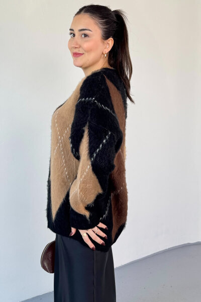 TRK-3544 Siyah Renk Bloklu Sakallı Oversize Triko Kazak - Cappmoda (1)