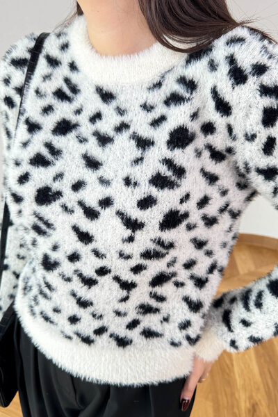 TRK-5324 Beyaz Doğal Desen Dokulu Sakallı Bisiklet Yaka Triko Kazak - 3